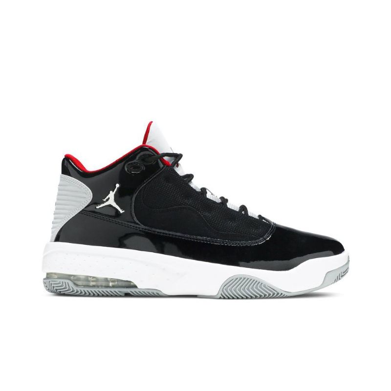 Air Jordan Max Aura 2 Svart Hvit Grå Rød Herresko