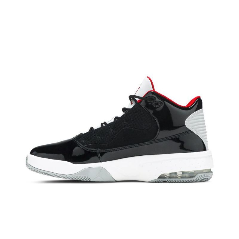 Air Jordan Max Aura 2 Svart Hvit Grå Rød Herresko