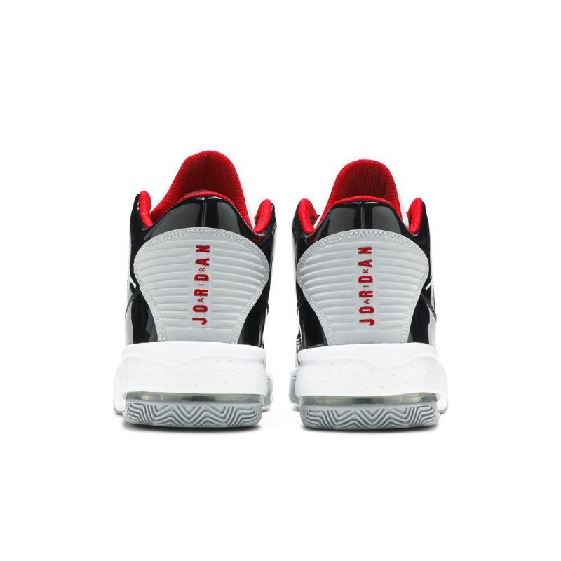 Air Jordan Max Aura 2 Svart Hvit Grå Rød Herresko