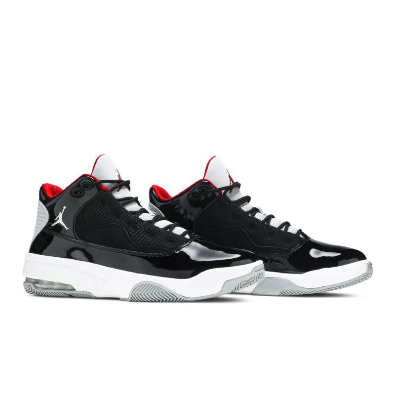 Air Jordan Max Aura 2 Svart Hvit Grå Rød Herresko